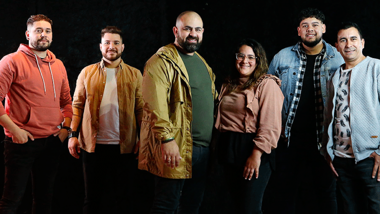 La banda musical, oriunda de Montevideo (Uruguay), dedicada al rock pop, cuyo productor y director es Jhonatan Grajales, quien desde sus 6 años comenzó el servicio en la música tocando los tambores en la iglesia local.