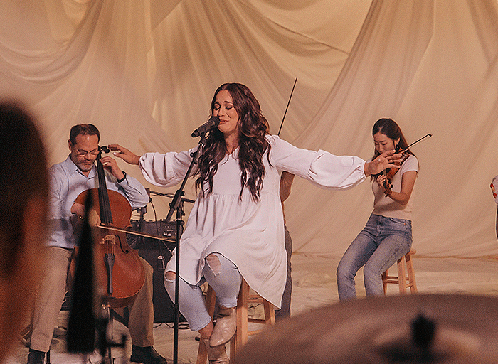 Christine D’Clario presenta la versión para radio del tema de adoración con el que cerró su álbum, «Hasta poder ver», lanzado en octubre de 2021.