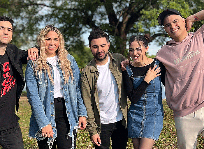 Después de cuatro años y "Tu Amor Prefiero", de 2018, los hermanos Juan, Seba, Ana, Checho y Laly, quienes conforman Banda Montreal, llegan a la escena con su sencillo "Volver".
