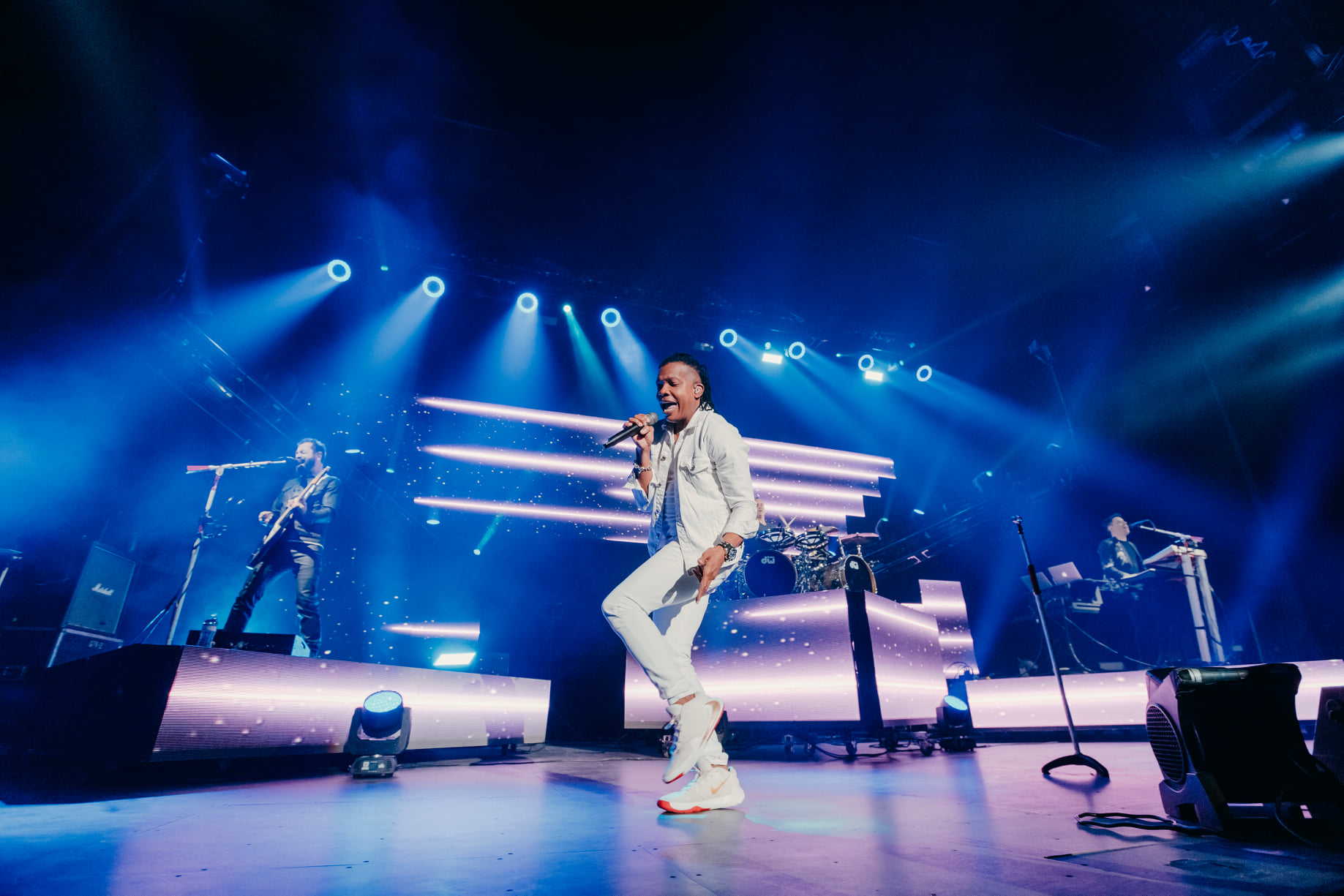 El grupo de música estadounidense Newsboys ha lanzado su versión la popular canción de adoración, "King of Kings".