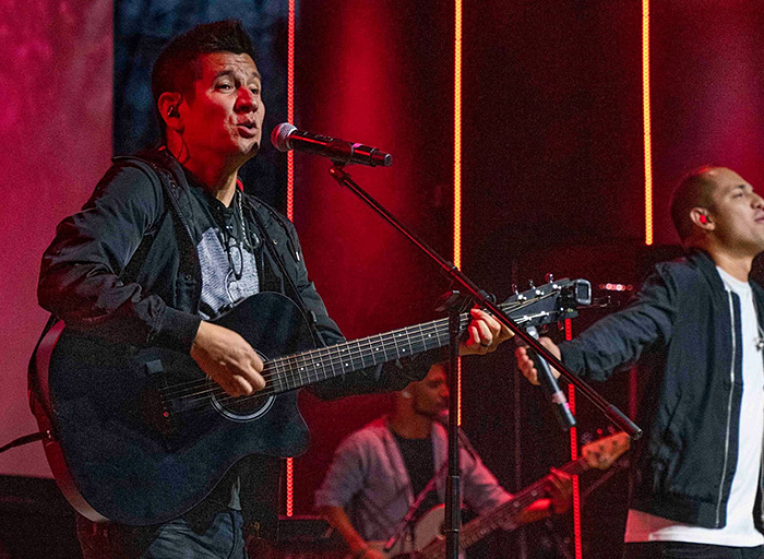 El talentoso cantante y músico Danny Díaz se encuentra presentando su más reciente sencillo llamado «Solo Tú Eres Dios (En Vivo)», una canción de alabanza y adoración que declara que Dios está en control de toda situación.