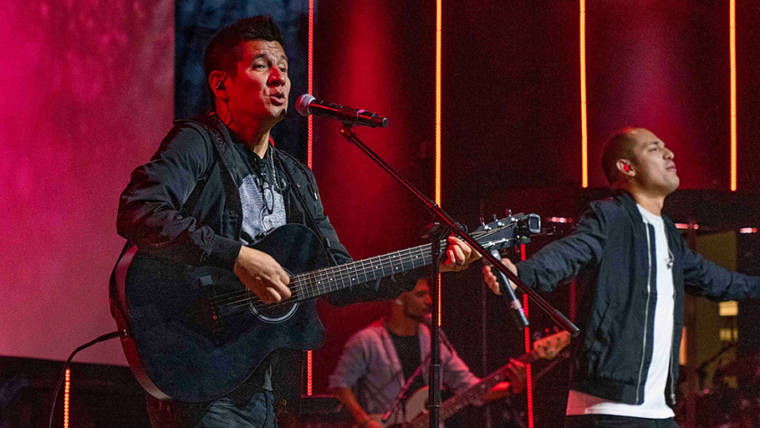 El talentoso cantante y músico Danny Díaz se encuentra presentando su más reciente sencillo llamado «Solo Tú Eres Dios (En Vivo)», una canción de alabanza y adoración que declara que Dios está en control de toda situación.