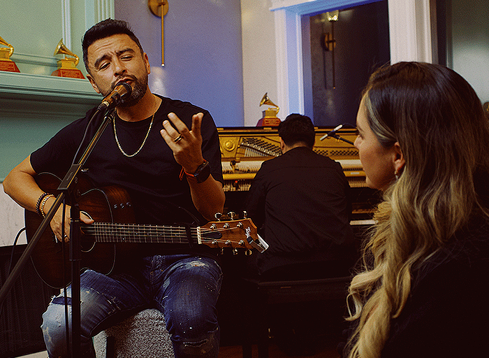 Alex Campos, el renombrado cantautor colombiano y ganador de cinco premios Grammy Latino, sorprendió a su esposa Nathalia Rodríguez con una conmovedora serenata en su nuevo hogar