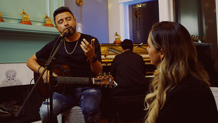 Alex Campos, el renombrado cantautor colombiano y ganador de cinco premios Grammy Latino, sorprendió a su esposa Nathalia Rodríguez con una conmovedora serenata en su nuevo hogar