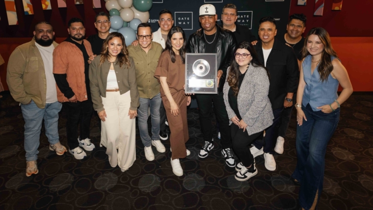 Gateway Worship Español recibe disco platino por Danzando